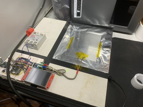 Aluminium heating surface and thermocouple beneath the floodlamp